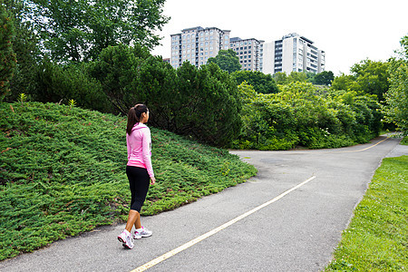 妇女在慢跑道路上行走路径城市成人女性运动身体活动运动员活力公园图片