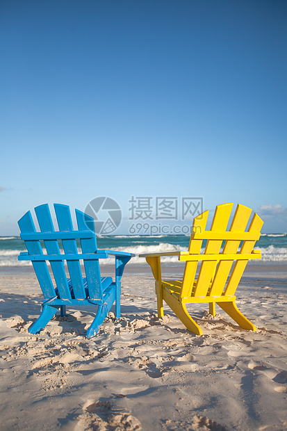 墨西哥图卢姆海滩度假和暑假渡假的木制椅子天蓝色海岸线情调支撑沙滩海滩风景海景热带海岸图片