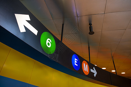 纽约市-城市站多彩的地铁标志图片