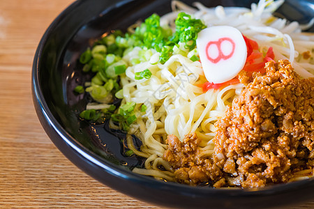 面条加辣味猪肉酱盘子美食蔬菜洋葱桌子午餐餐厅猪肉食物油炸图片