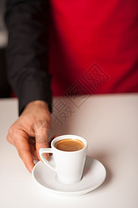 服务员的手 为一杯卡布普西诺泡沫服务盘子酿造奉献咖啡男人红色餐厅杯子图片