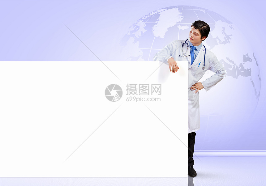 带横幅的男医生工人广告牌成人男性治疗男人微笑全球长袍纸板图片