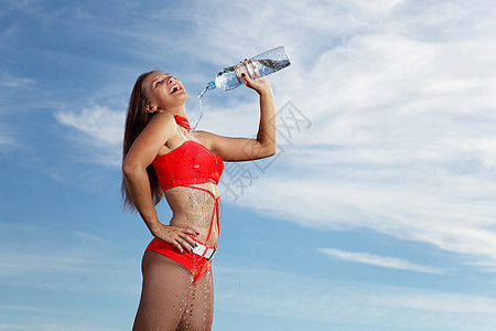 年轻女运动女青年 喝一瓶水矿物女孩瓶子头发蓝色女性身体黑发成人毛巾图片
