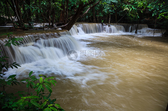 热带雨林瀑布树木绿色树叶场景热带雨林雨季城市岩石森林瀑布图片