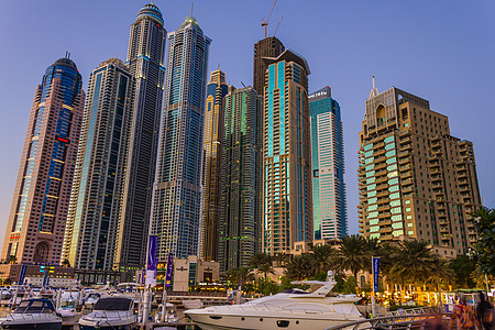 2012年11月16日 阿拉伯联合酋长国迪拜Marina的夜生活场景城市酒店摩天大楼运输旅行街道天际住宅景观图片
