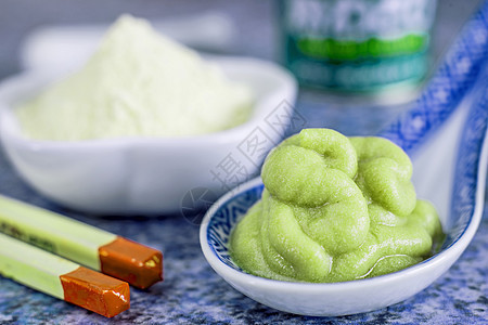 Wasabi 马铃薯勺子香料寿司调味品辣根绿色地面粉末图片