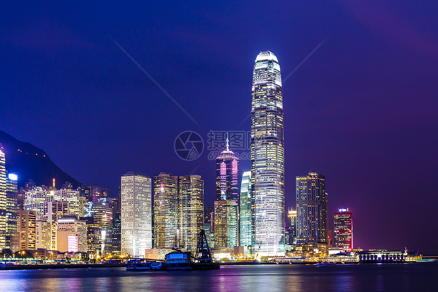 香港市晚上市中心玻璃建筑办公室顶峰天空金融摩天大楼场景巡航图片