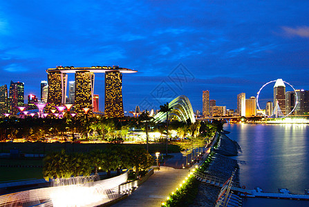 新加坡夜间的天线住宅办公室反射景观摩天轮建筑金融建筑学商业港口图片