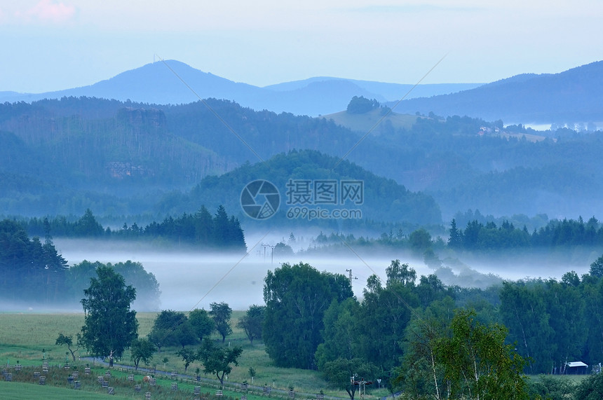 雾中的夜色风景生态场地环境薄雾土地旅行阴霾草地全景爬坡图片