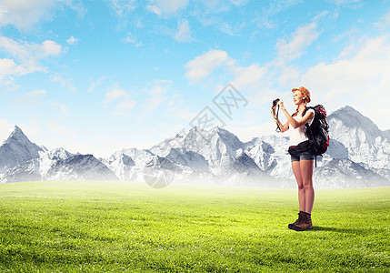 青年妇女登山女地平线活动游客成功娱乐旅行自由天空路线旅行家图片