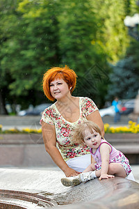 家庭 母亲和女儿公园花期光束女性喜悦女儿身童年亲热母校婴儿图片