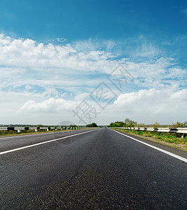 沥青路和阴云天空交通场景国家蓝色美丽路线驾驶阳光速度旅行图片