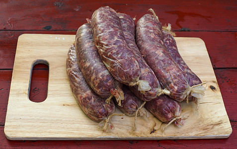 自制香肠     塞满肉片的猪肉红色细绳熏制香料工艺胡椒美食背景图片