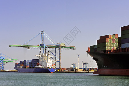 将集装箱运至Quy船厂船运贸易起重机商业货轮马赛后勤加载贮存图片