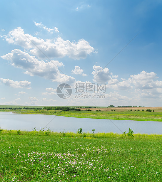 河上阴云多云的天空场地场景地平线草原流动风景晴天天堂波纹反射图片