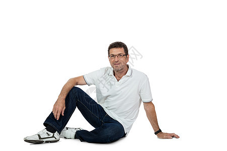 穿着单独牛仔裤坐在地板上的健康 有吸引力的成年男子男性白色眼镜幸福闲暇人士男人微笑眼睛快乐图片