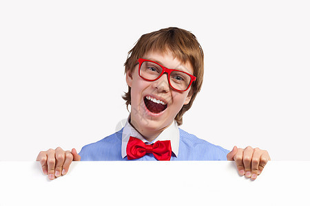 红色戴红眼镜的男孩持有白方边缘教育领结标语广告眼镜手指木板推介会手臂图片