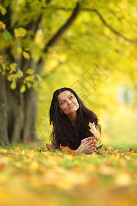秋叶中的妇女脚尖幸福女性女士团体眼睛感恩女孩微笑叶子成人图片