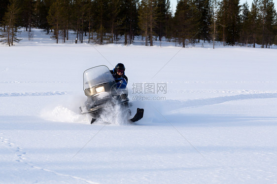 男子骑雪车白色森林动作摩托土地速度旅行骑术驾驶雪地图片