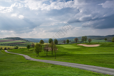 山上高尔夫球场灌木丛绿色圆圈球座爱好游戏掩体奢华竞赛运动图片