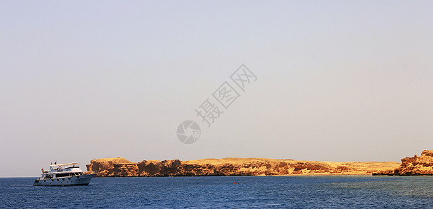 白色船只在红海中移动太阳波浪潜水衬垫旅行海滩珊瑚巡航海洋空气图片