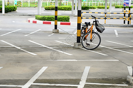 自行车泊车都市运输风光城市停车场城市生活图片