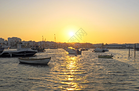 日落在葡萄牙阿尔加维的拉各斯港口图片