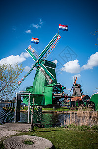 荷兰风车木头建筑翅膀蓝色瓷砖能源天空图片