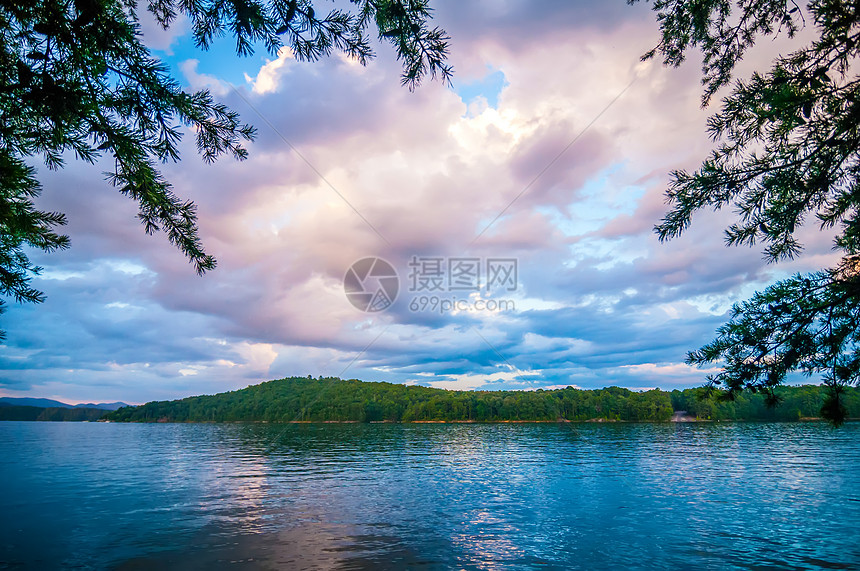 环绕湖面的风景外表树木蓝色丘陵峡谷日出日落全景骑手森林图片