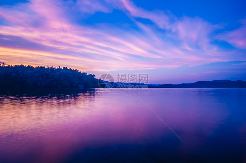 湖边蓝时日落公园外表树木远足峡谷旅行风景森林太阳远景图片