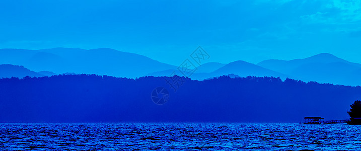 环绕湖面的风景太阳旅行树木全景日出丘陵峡谷森林远景公园图片