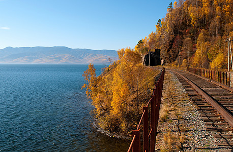 环贝加尔湖铁路  历史悠久的铁路沿俄罗斯伊尔库茨克地区的贝加尔湖运行阳光海岸线技术火车铁轨引擎入口工程海岸晴天图片