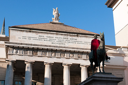 意大利热那亚州法拉利广场 卡洛费利斯剧院前的朱塞佩加里瓦尔迪雕像青铜历史雕塑马背柱子艺术地标国家纪念碑剧院图片