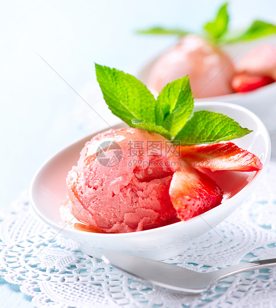 稻草莓自制冰淇淋味道水果叶子菜单甜点食物餐厅环境浆果桌子图片