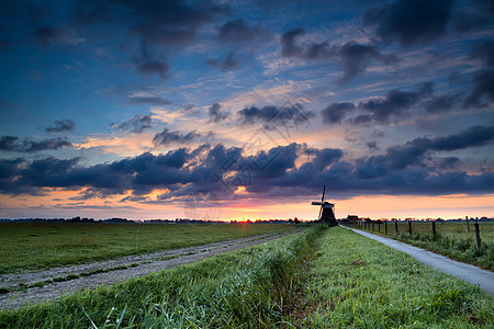 夏季日出和荷兰风车图片