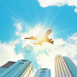 空中建筑天空中的平地旅行运输建筑学城市办公室高楼蓝色摩天大楼地标喷射背景