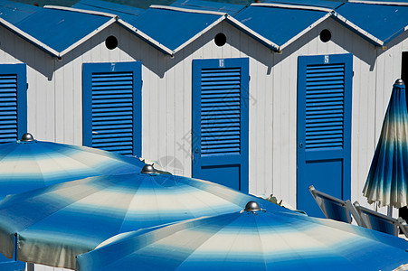 双色短柄雨伞卡瓦纳斯和海滩保护伞蓝色双色海岸阳伞季节性白色旅游更衣室小屋背景
