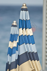 双色短柄雨伞海滩伞海岸白色双色旅游蓝色阳伞季节性背景