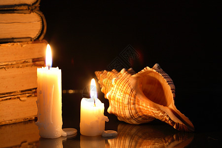 蜡烛和贝壳智慧记忆燃烧场景静物设备悲伤烛光照明图片