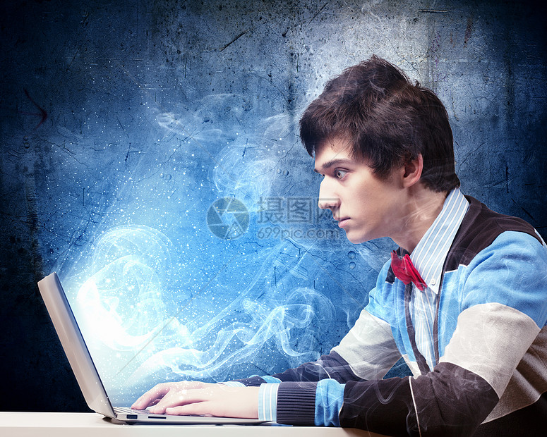 使用膝上型电脑的商务人士经理学生成功男生办公室屏幕顾问行政人员管理人员技术图片