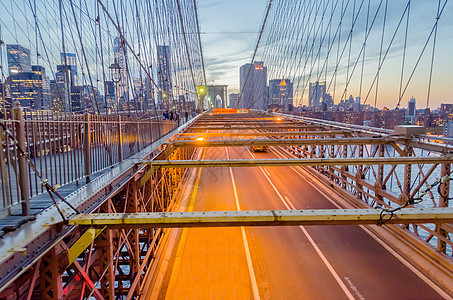 布鲁克林桥在晚上车道旅游建筑天际行人地标历史性蓝色城市旅行图片