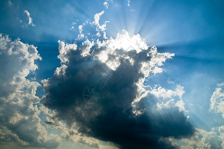 透过乌云的阳光照耀图片
