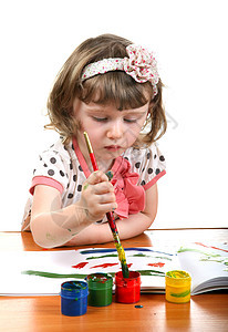 女孩绘图婴儿刷子工作室孩子热情学习幼儿园教育桌子苗圃图片