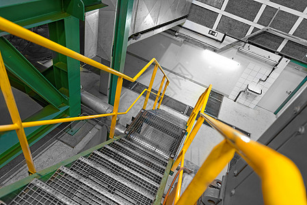 具有大楼梯的工业内地作坊框架建造工厂金属植物脚步灰色仓库黄色图片