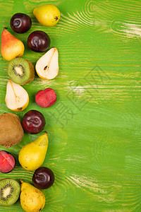 新鲜新鲜水果模板奇异果桌子乡村李子风化营养菜单静物高视角图片