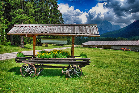 多洛米特人 夏季 意大利阿尔卑斯山的美丽风景高山牧场公园村庄场景圆柱体山脉木头天空蓝色图片