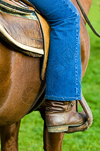 启动工具牛仔牧场主鞋类牧马人脚表演农民旅行农场衣服牛仔裤背景图片