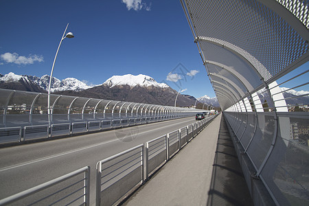 位于意大利贝卢诺的阿尔卑尼桥对角线交通小路路线建筑学孤独盘子吸引力山脉金属图片