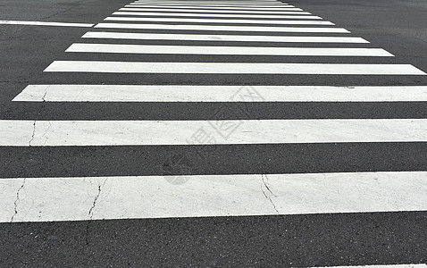 斑马过境点灰色城市生活斑马线运输穿越行人都市风光白色街道图片