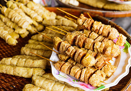 泰国粮食市场上的灰粮市场食品烤棒街道食物香肠沙爹香蕉鱼丸牛肉烧烤小吃图片